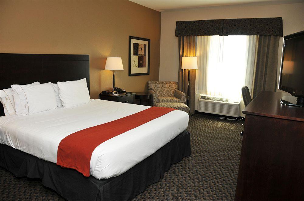 Holiday Inn Express & Suites Clinton By Ihg Номер фото
