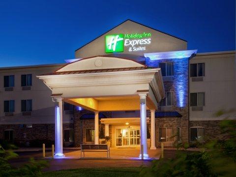 Holiday Inn Express & Suites Clinton By Ihg Экстерьер фото