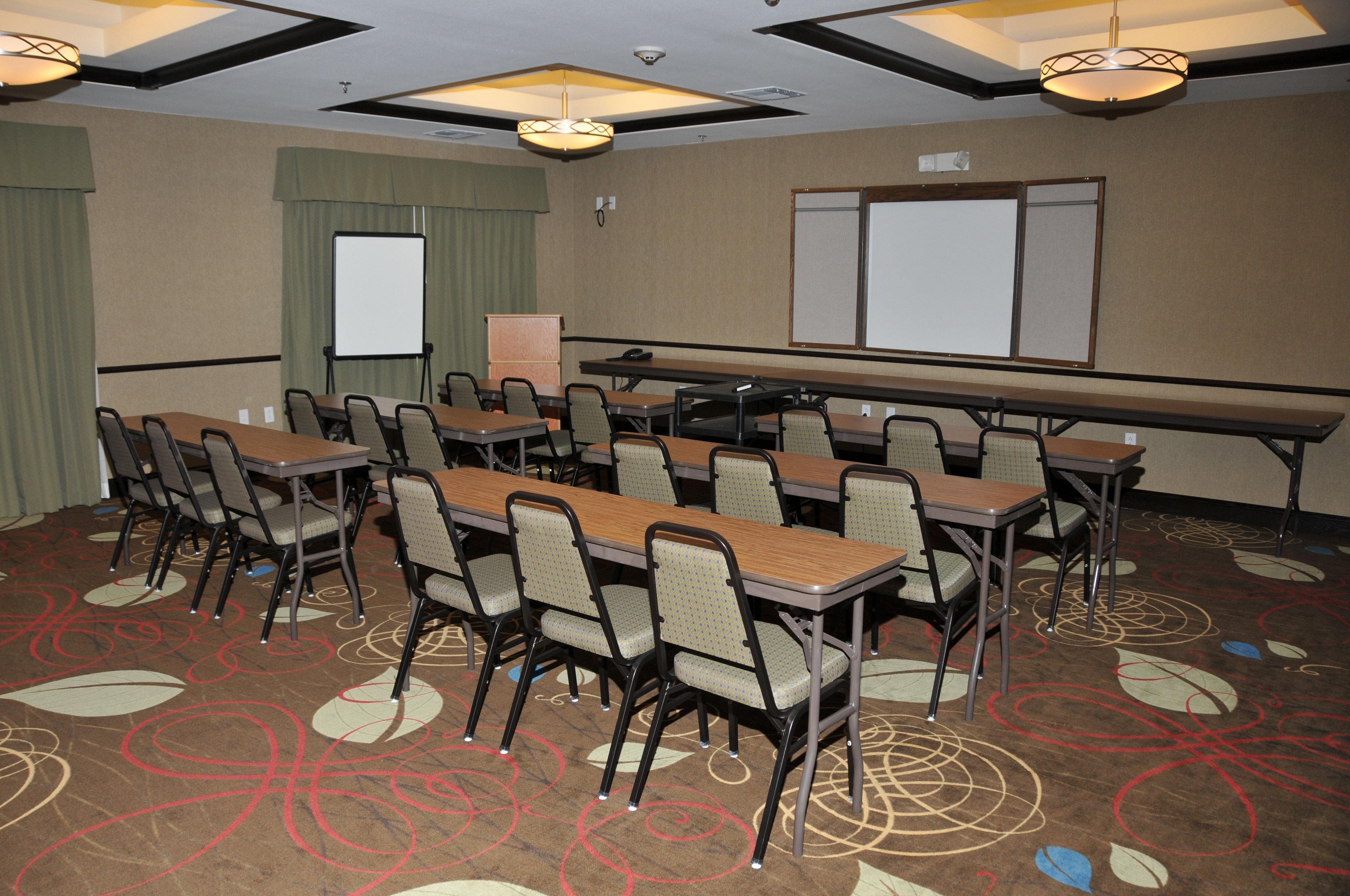 Holiday Inn Express & Suites Clinton By Ihg Бизнес фото