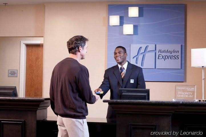 Holiday Inn Express & Suites Clinton By Ihg Экстерьер фото